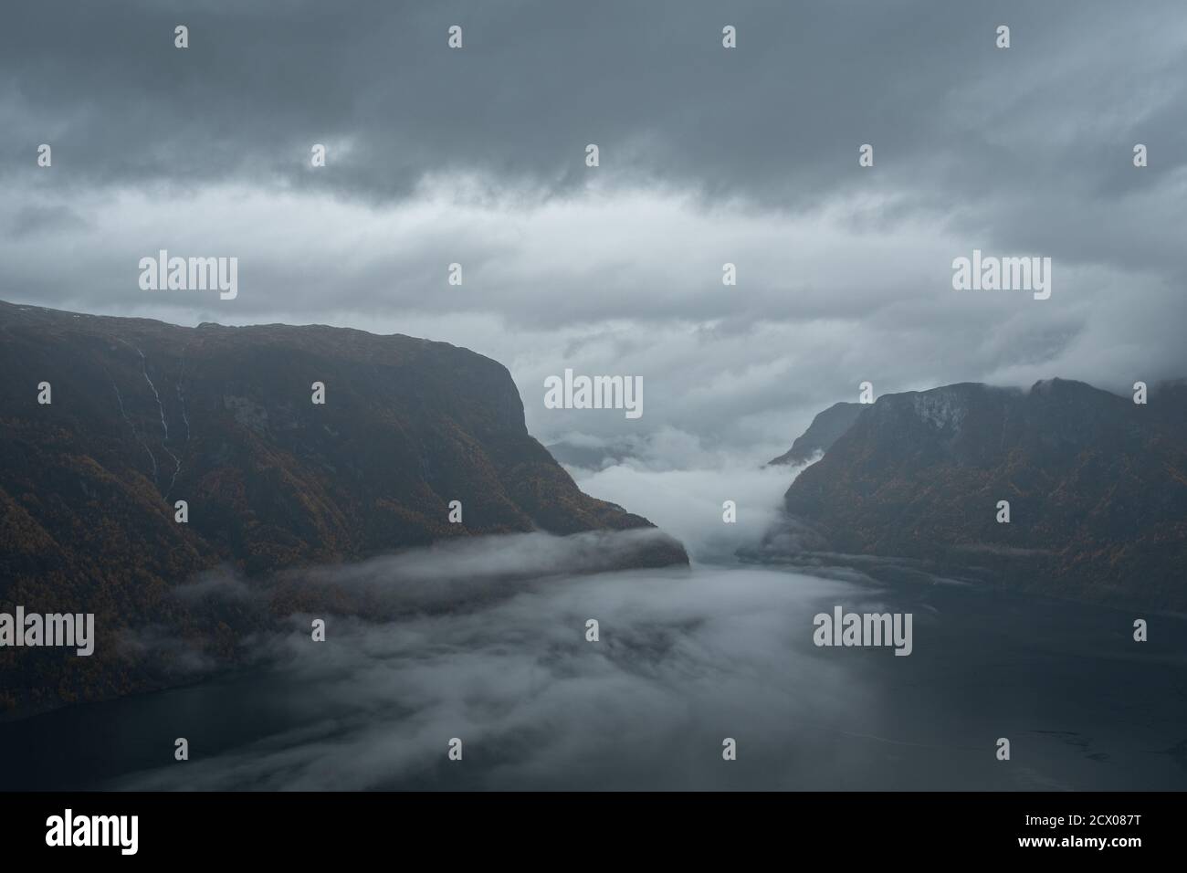 Ciel de tempête spectaculaire au-dessus du fjord d'Aurlandsfjord depuis le point d'observation de Stegastein. Norvège. Vue panoramique. Banque D'Images