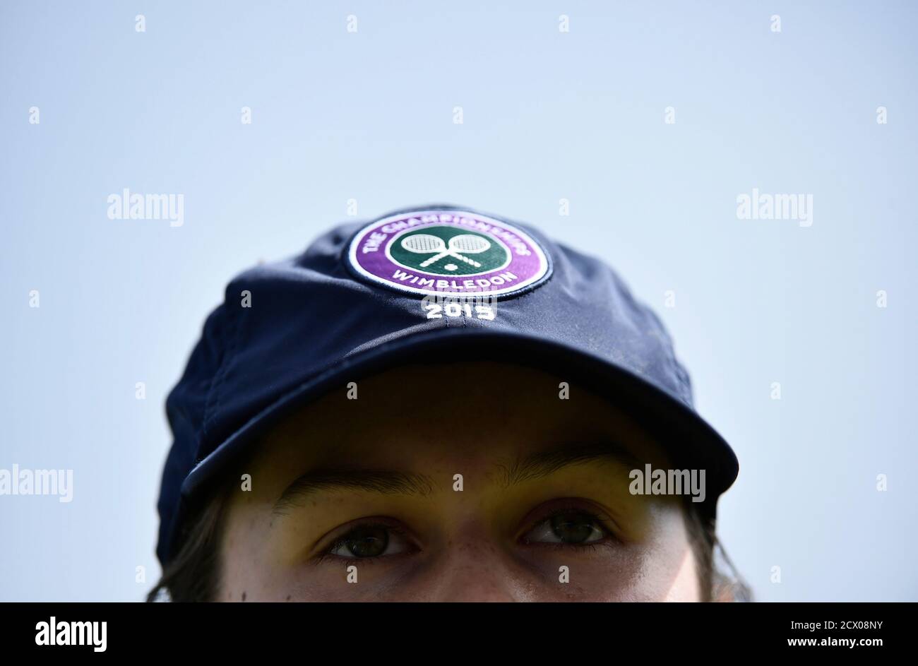 Une balle-fille aux championnats de tennis de Wimbledon à Londres, le 29 juin 2015. REUTERS/Toby Melville Banque D'Images