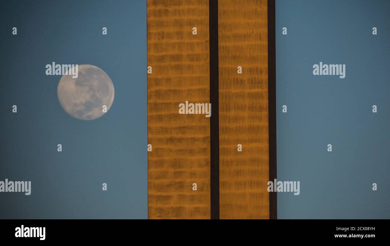Melbourne Australie, la Lune s'élève au-dessus du pont Bolte Melbourne . Banque D'Images