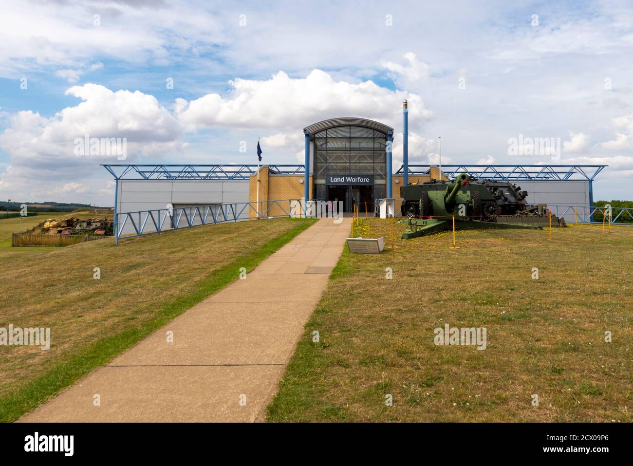 Land Warfare Hall au musée impérial de la guerre, Duxford, Cambridgeshire, Royaume-Uni. Bâtiment du musée d'histoire militaire abritant des véhicules de guerre et de conflit Banque D'Images