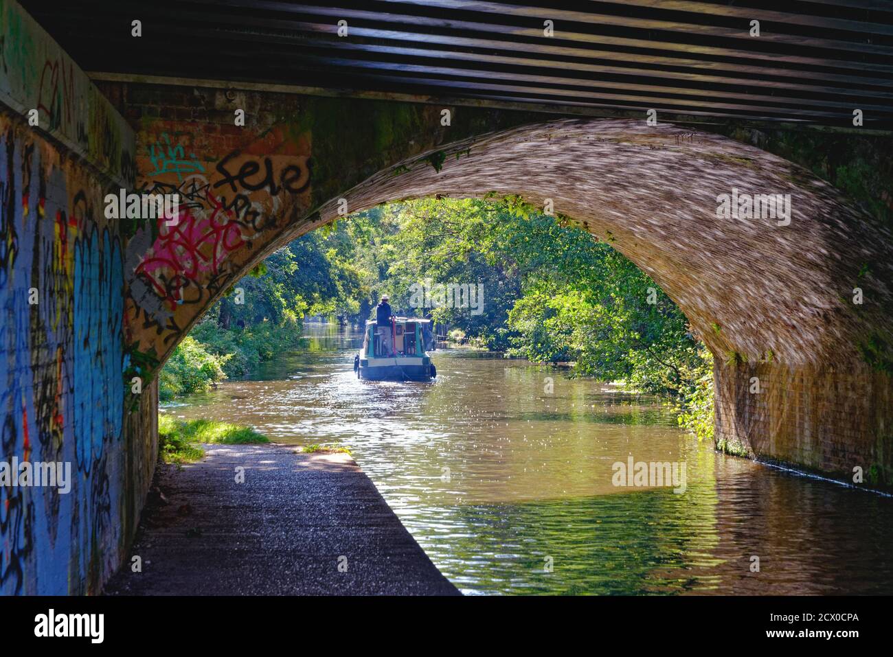 Bateaux de loisirs privés passant le long de la rivière Wey navigation et canal à New Haw lors d'une journée d'été ensoleillée, Surrey Angleterre Royaume-Uni Banque D'Images