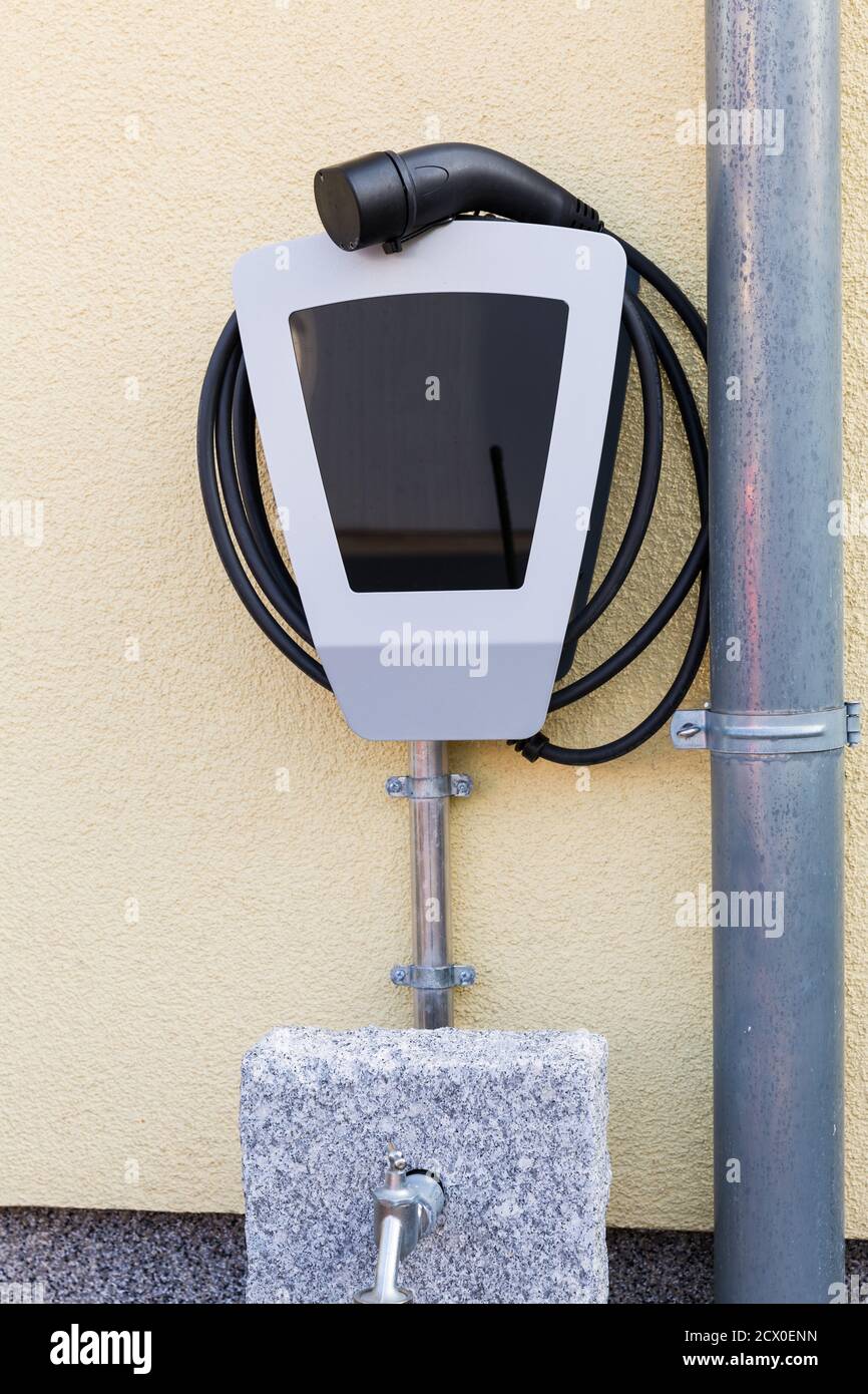 Un chargeur de voiture électrique Zappi fixé au mur extérieur d'une maison  privée Photo Stock - Alamy