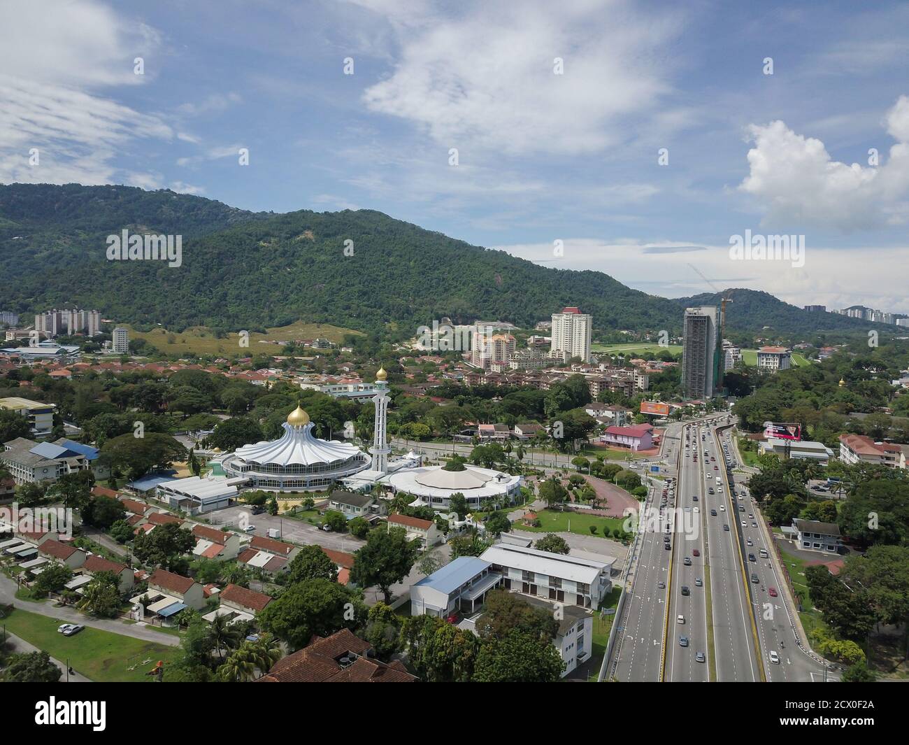 Ayer ITAM, Penang/Malaysia - octobre 29 2019: Vue aérienne de la mosquée d'état de Penang avec trafic occupé dans l'après-midi. Banque D'Images