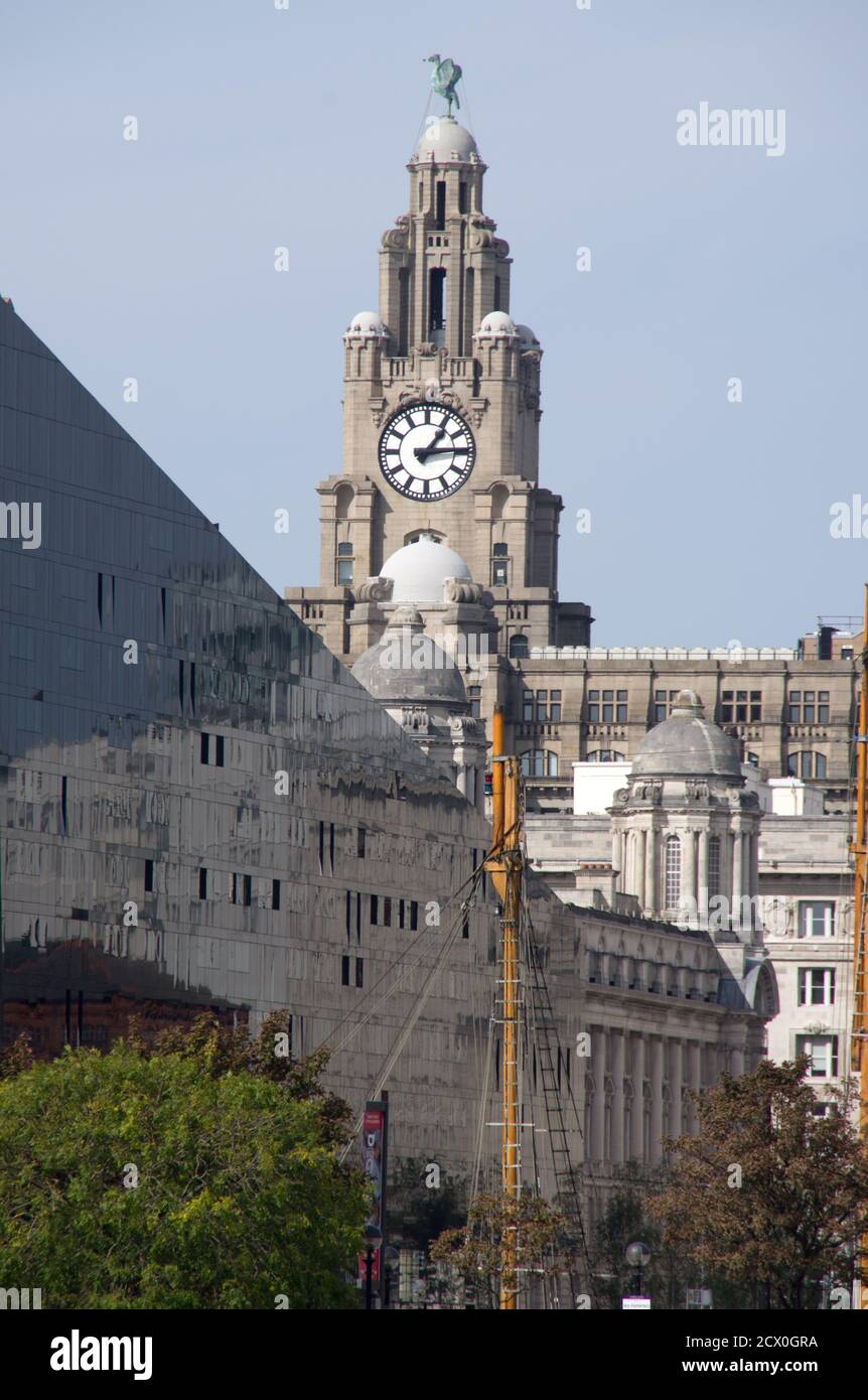 Liverpool Mann Island et le Liver Building Banque D'Images