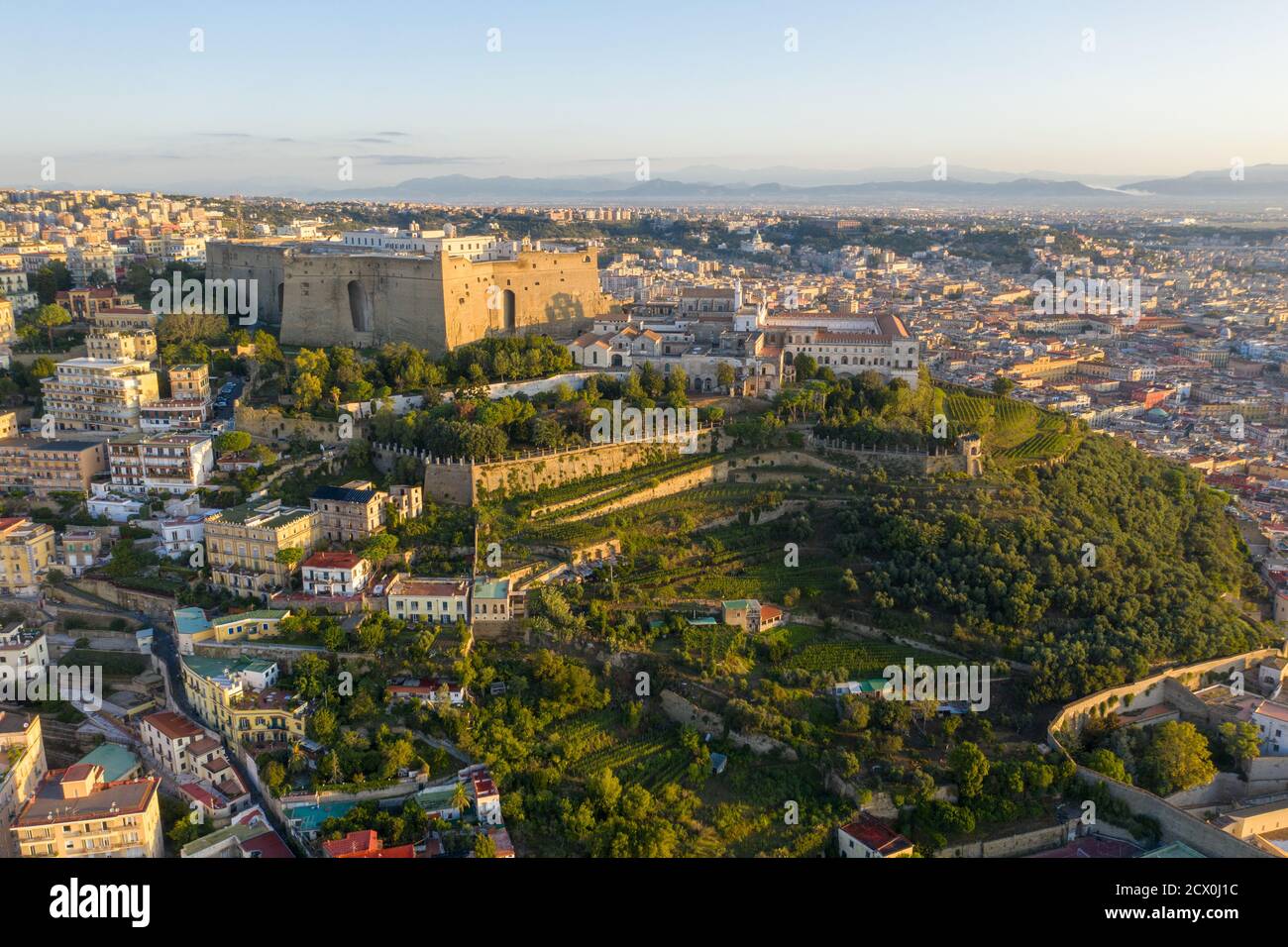 Napoli, la collina del Vomero con il castel sant'Elmo e la cretosa di San Martino Banque D'Images