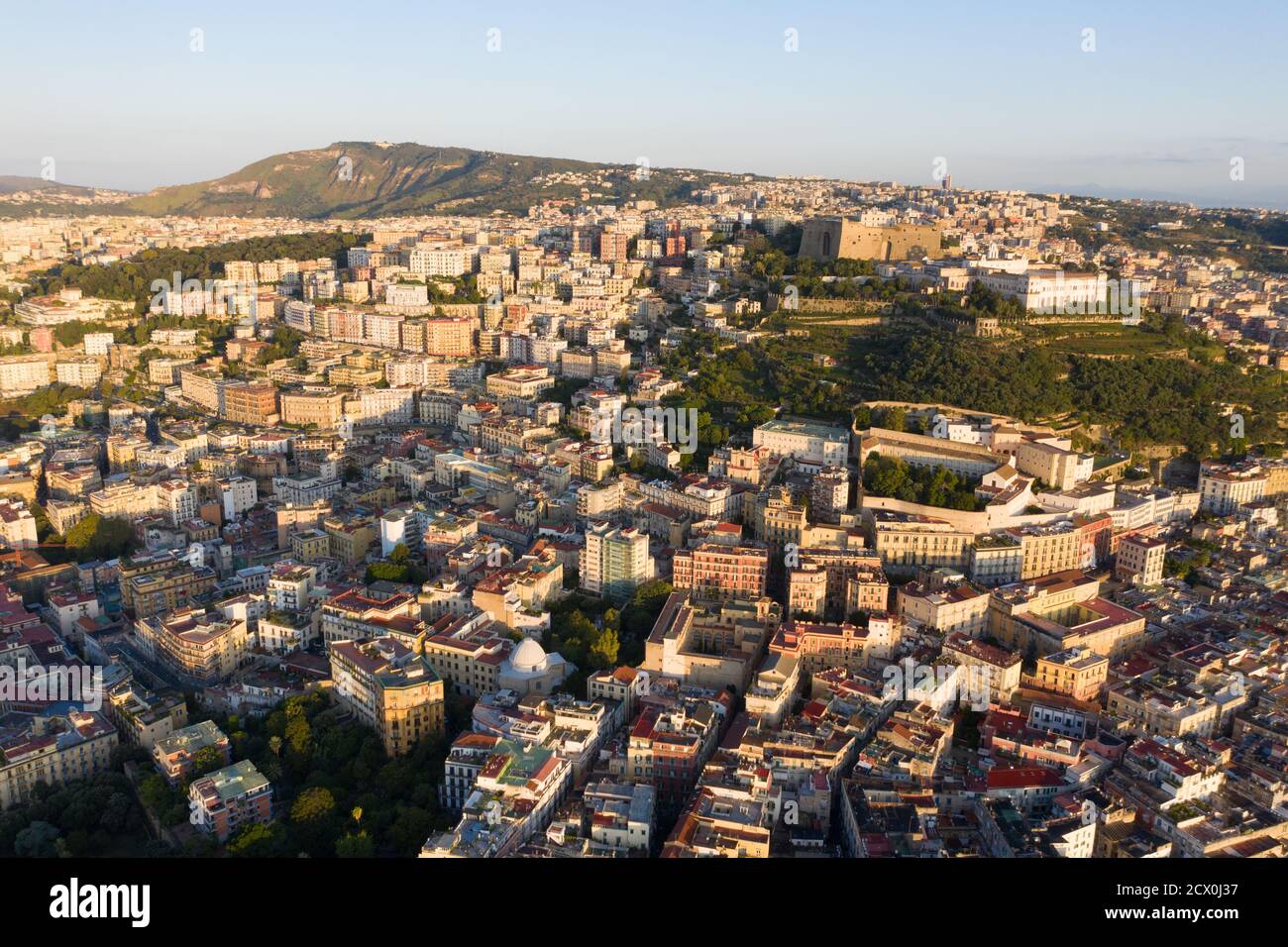 Napoli, la collina del Vomero con il castel sant'Elmo e la cretosa di San Martino Banque D'Images