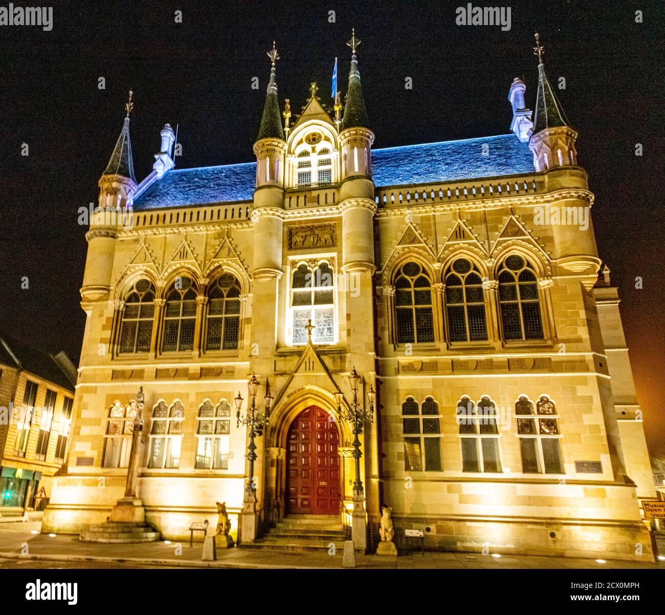 Vue nocturne éclairée sur la maison de ville ou l'hôtel de ville conçu par les architectes locaux Mathews et Lawrie et construit en 1878-82, Inverness, Écosse Banque D'Images