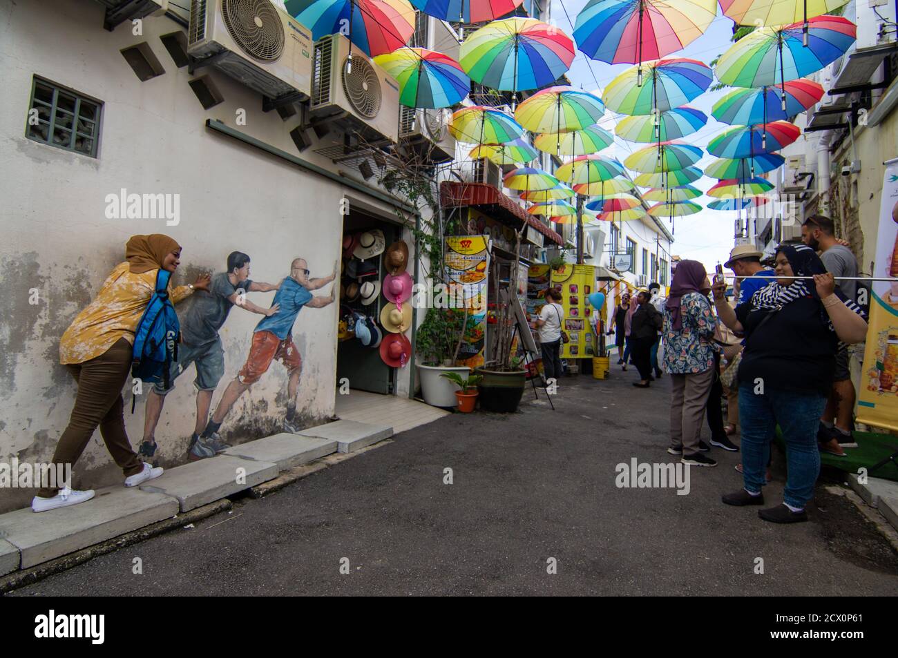 George Town, Penang/Malaysia - novembre 11 2019: Touriste posant en face de la murale à la rue. Banque D'Images