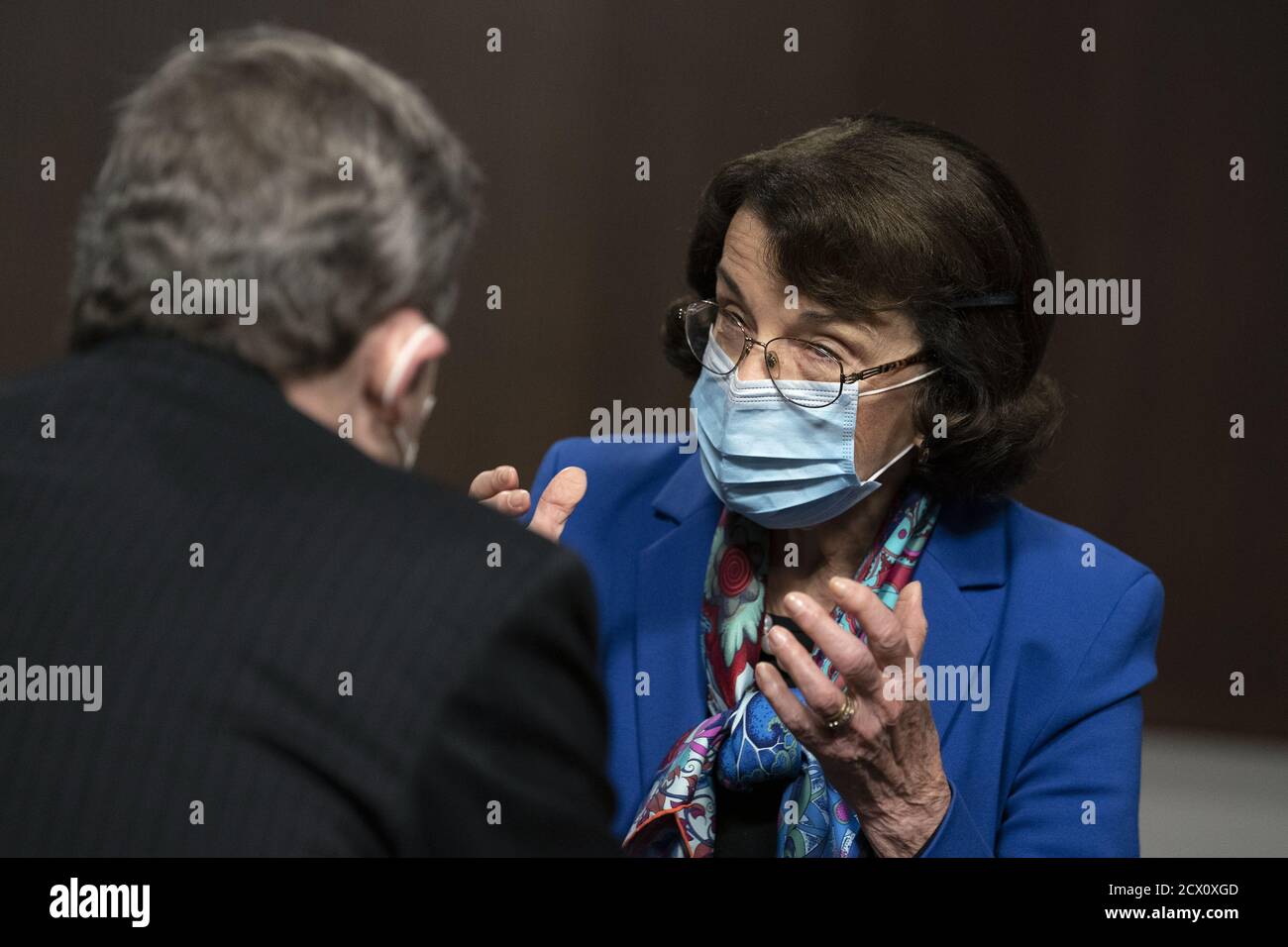 Washington, États-Unis. 30 septembre 2020. La sénatrice Dianne Feinstein, démocrate de Californie et membre de la Commission judiciaire du Sénat, à droite, s'adresse au sénateur John Kennedy, républicain de Louisiane, avant une audience à Washington, DC, États-Unis, le mercredi 30 septembre 2020. Le comité étudie l'enquête du Bureau fédéral des enquêtes sur la campagne de Trump de 2016 et l'ingérence des élections russes. Photo de piscine par Stefani Reynolds/UPI crédit: UPI/Alay Live News Banque D'Images