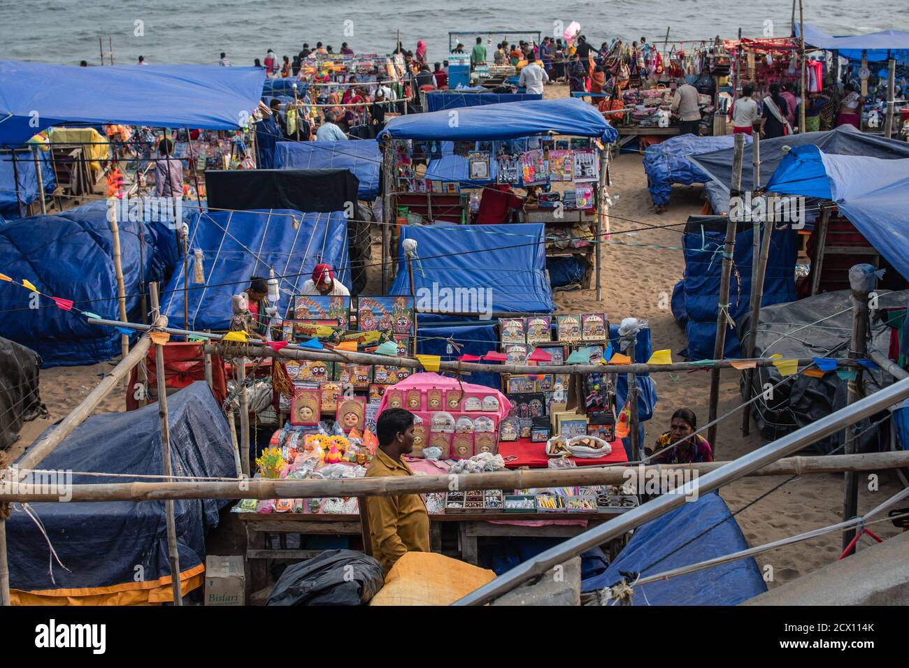 Puri, Inde - 3 février 2020 : des personnes non identifiées fréquentent un marché à Puri Beach le 3 février 2020 à Puri, Inde Banque D'Images