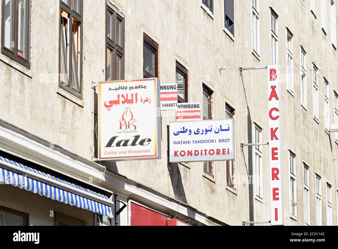 Vienne, Autriche. Façade avec panneaux d'affichage Banque D'Images