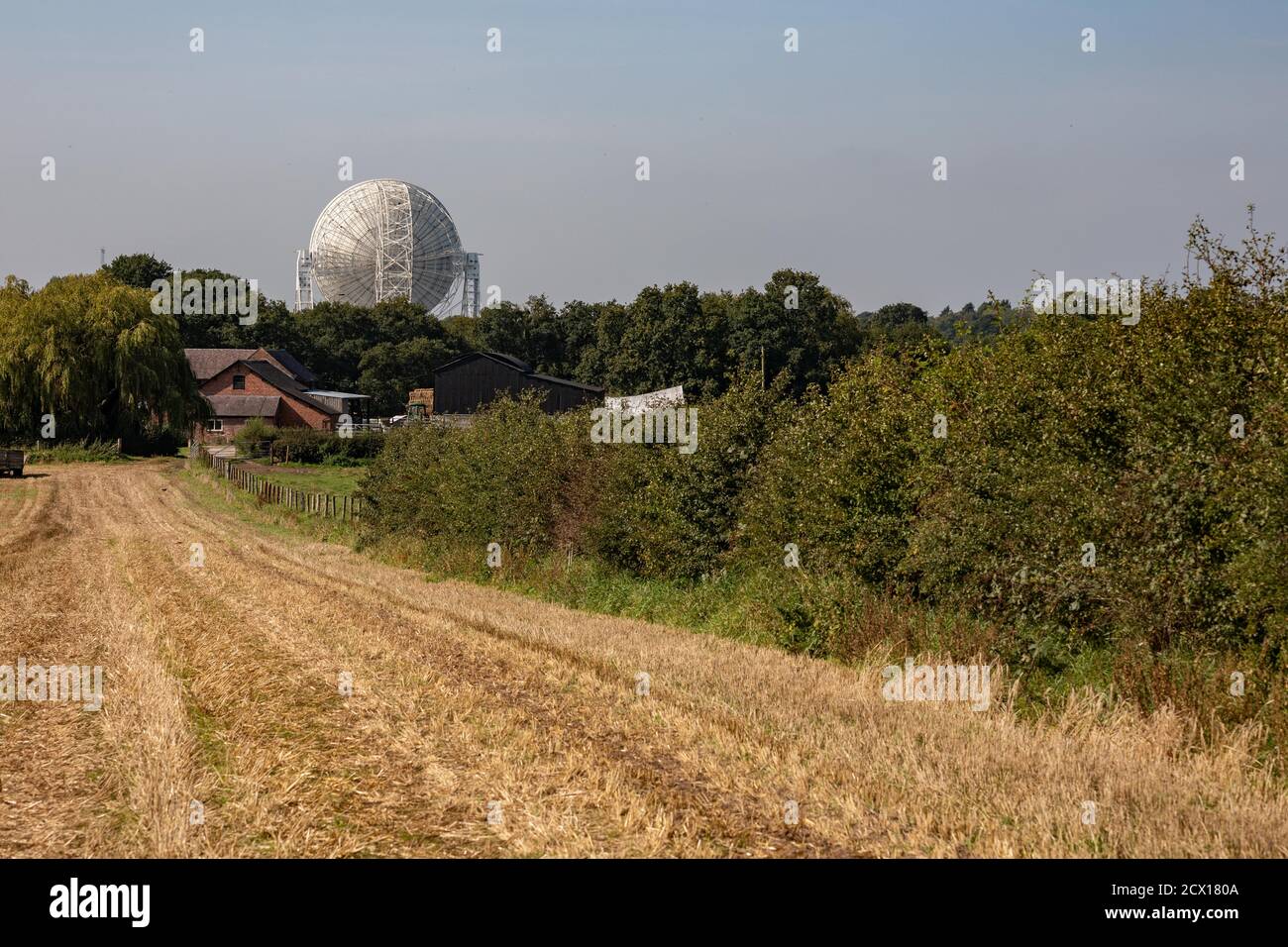 C16th Smiths Green Farm et Jodrell Bank radio Telescope Banque D'Images