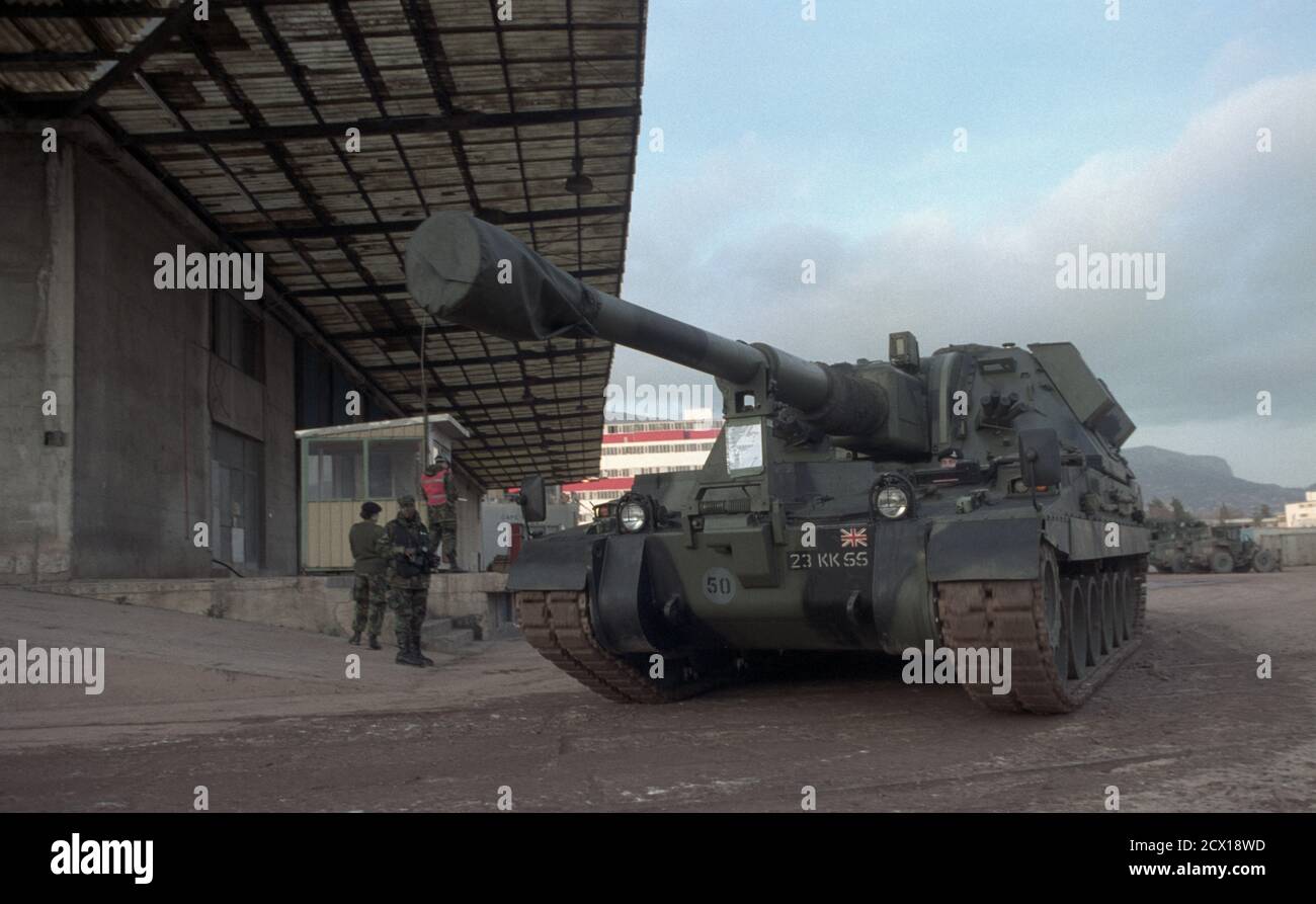 13 janvier 1996 pendant la guerre en Bosnie : une arme automotrice AS-90 de 155 mm de l'armée britannique, faisant partie du contingent de l'IFOR, vient d'arriver dans le port de Split, en Croatie. Banque D'Images