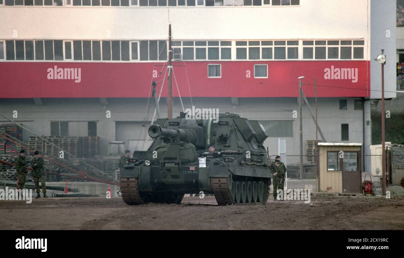 13 janvier 1996 pendant la guerre en Bosnie : une arme automotrice AS-90 de 155 mm de l'armée britannique, faisant partie du contingent de l'IFOR, vient d'arriver dans le port de Split, en Croatie. Banque D'Images