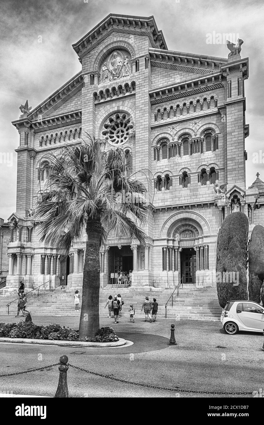 MONACO - AOÛT 13 : façade de la cathédrale notre-Dame-Immaculée, alias Cathédrale de Monaco, site emblématique de la ville de Monaco, alias le Rocher, a Banque D'Images