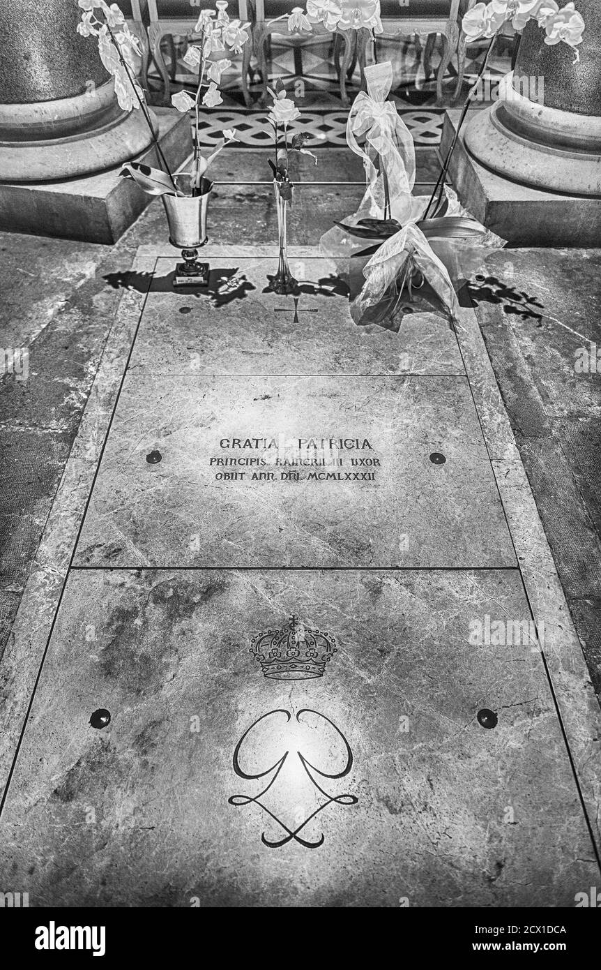 MONACO - AOÛT 13 : tombe de la princesse Grace Kelly à l'intérieur de la cathédrale notre-Dame-Immaculée, alias la cathédrale de Monaco, monument emblématique de la ville de Monaco, en alaska Banque D'Images