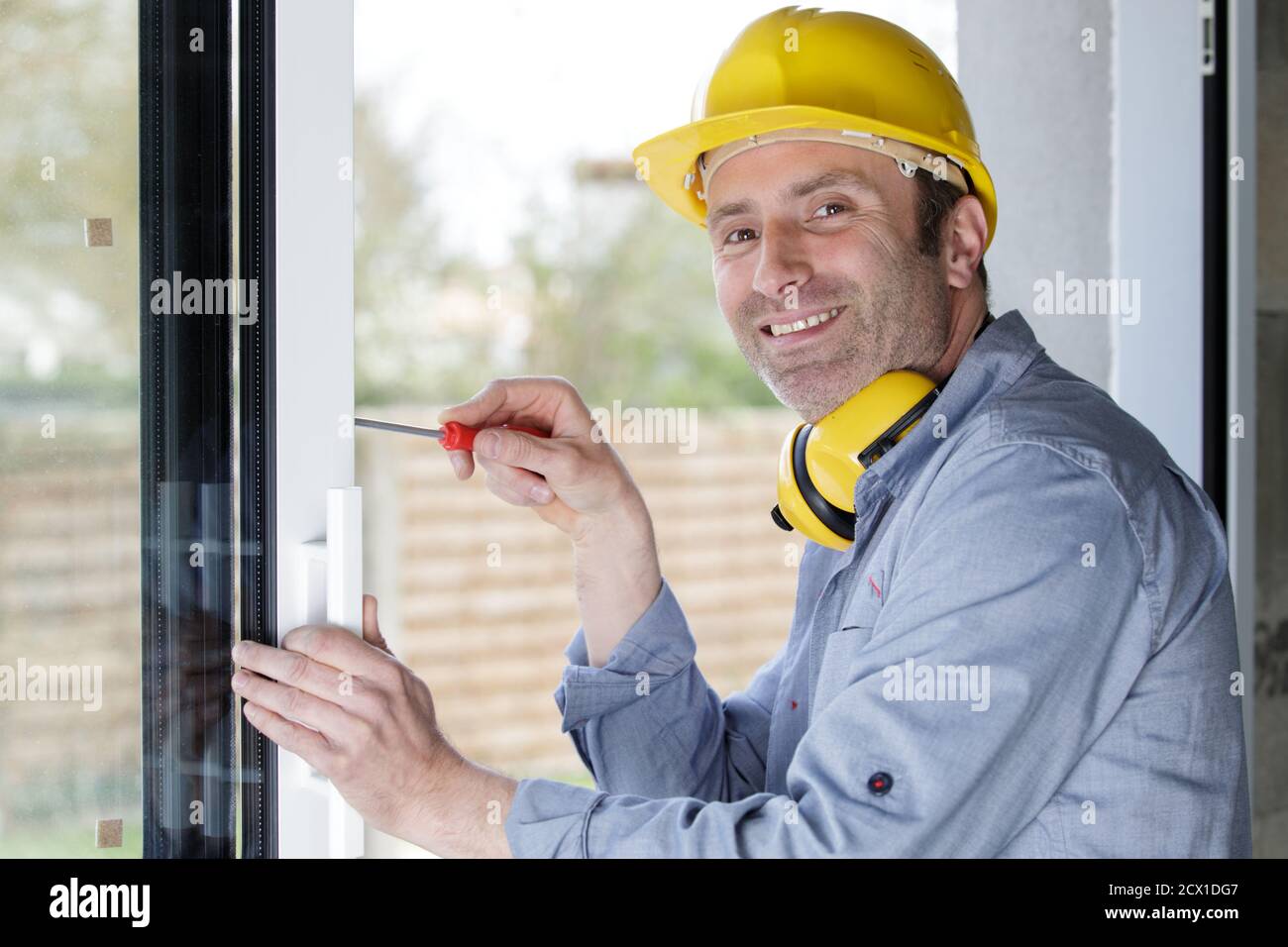 happy builder serrage d'une vis à l'aide d'un tournevis Banque D'Images