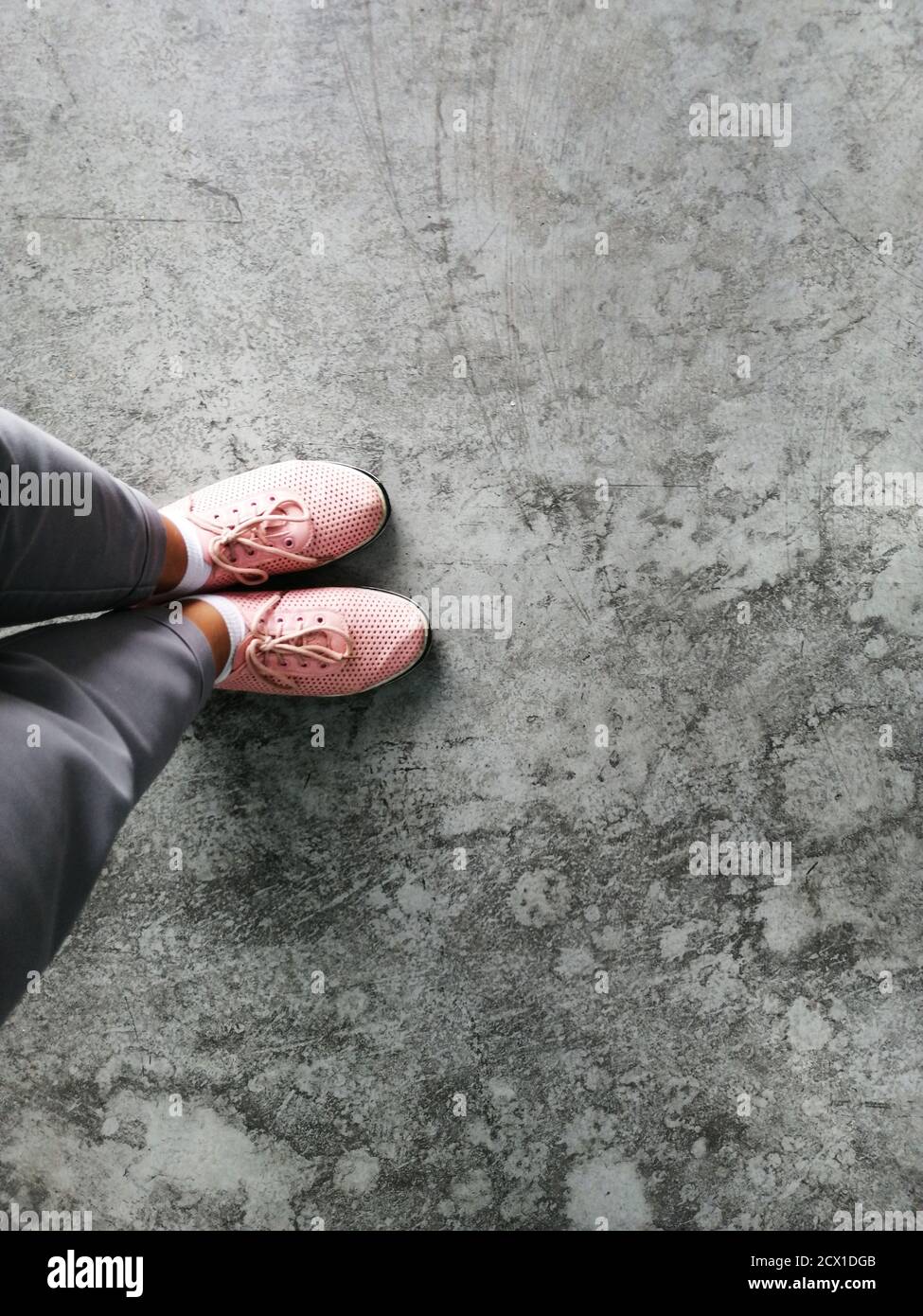 Vue du haut chaussure en cuir brun sur sol en béton de grunge, pieds Selfie  portant des chaussures de sport sur sol Photo Stock - Alamy
