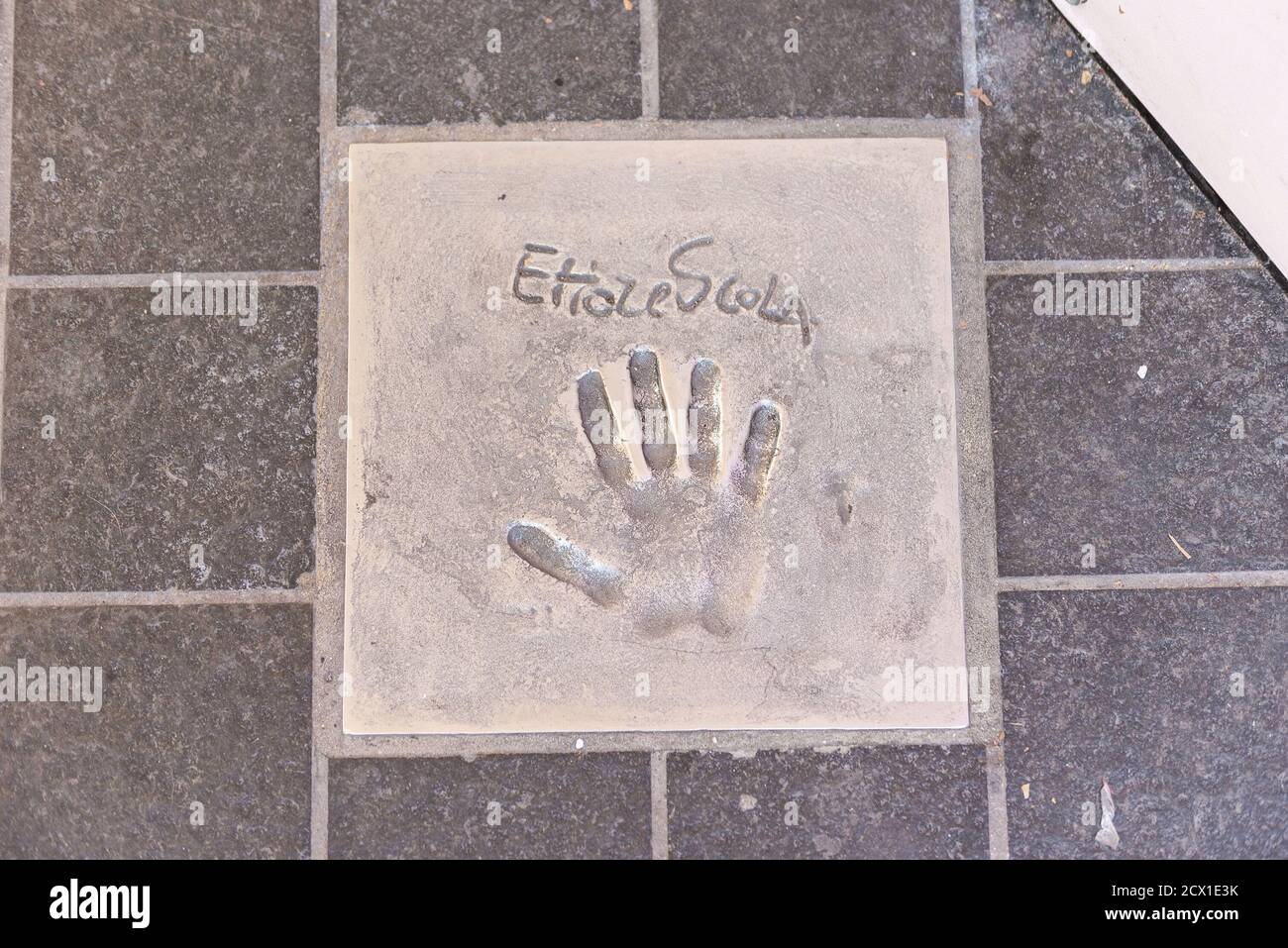 CANNES, FRANCE - AOÛT 15 : l'empreinte de la main du célèbre réalisateur Ettore Scola sur le trottoir devant le Palais des Festivals et des Co Banque D'Images