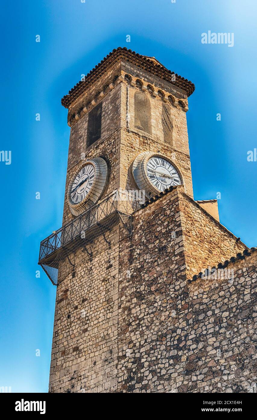 Horloge et clocher de l'église notre-Dame d'Esperance, l'un des principaux monuments du quartier médiéval du Suquet à Cannes, Côte d'Azur, France Banque D'Images