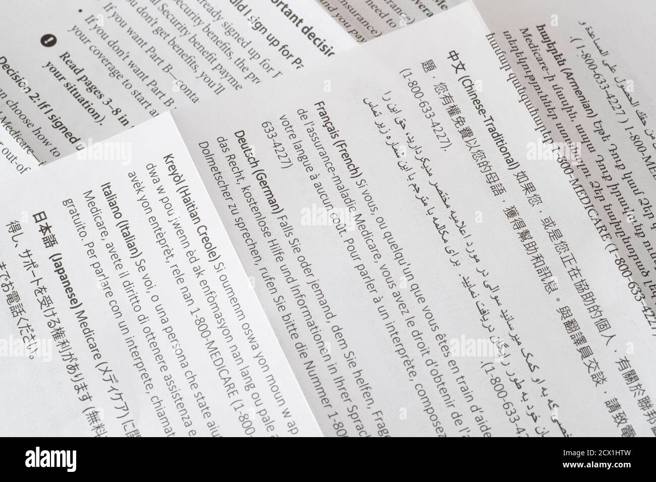 Un dépliant de Medicare montrant dans plusieurs langues où aller pour aider à comprendre le programme national d'assurance maladie a commencé en 1966 et administré par le Centre for Medicare and Medicaid Services (CMS). Banque D'Images