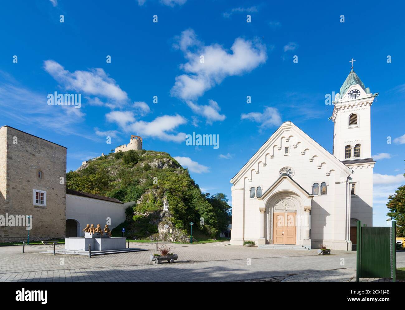 Staatz: eglise Saint Martin, Château de Staatz ruine à Weinviertel, Niederösterreich, Basse-Autriche, Autriche Banque D'Images Staatz: eglise Saint Martin, Château de Staatz ruine à Weinviertel, Niederösterreich, Basse-Autriche, Autriche Banque D'Images