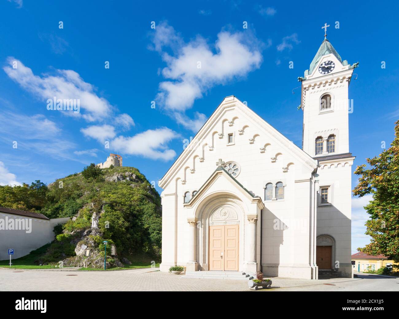 Staatz: eglise Saint Martin, Château de Staatz ruine à Weinviertel, Niederösterreich, Basse-Autriche, Autriche Banque D'Images Staatz: eglise Saint Martin, Château de Staatz ruine à Weinviertel, Niederösterreich, Basse-Autriche, Autriche Banque D'Images