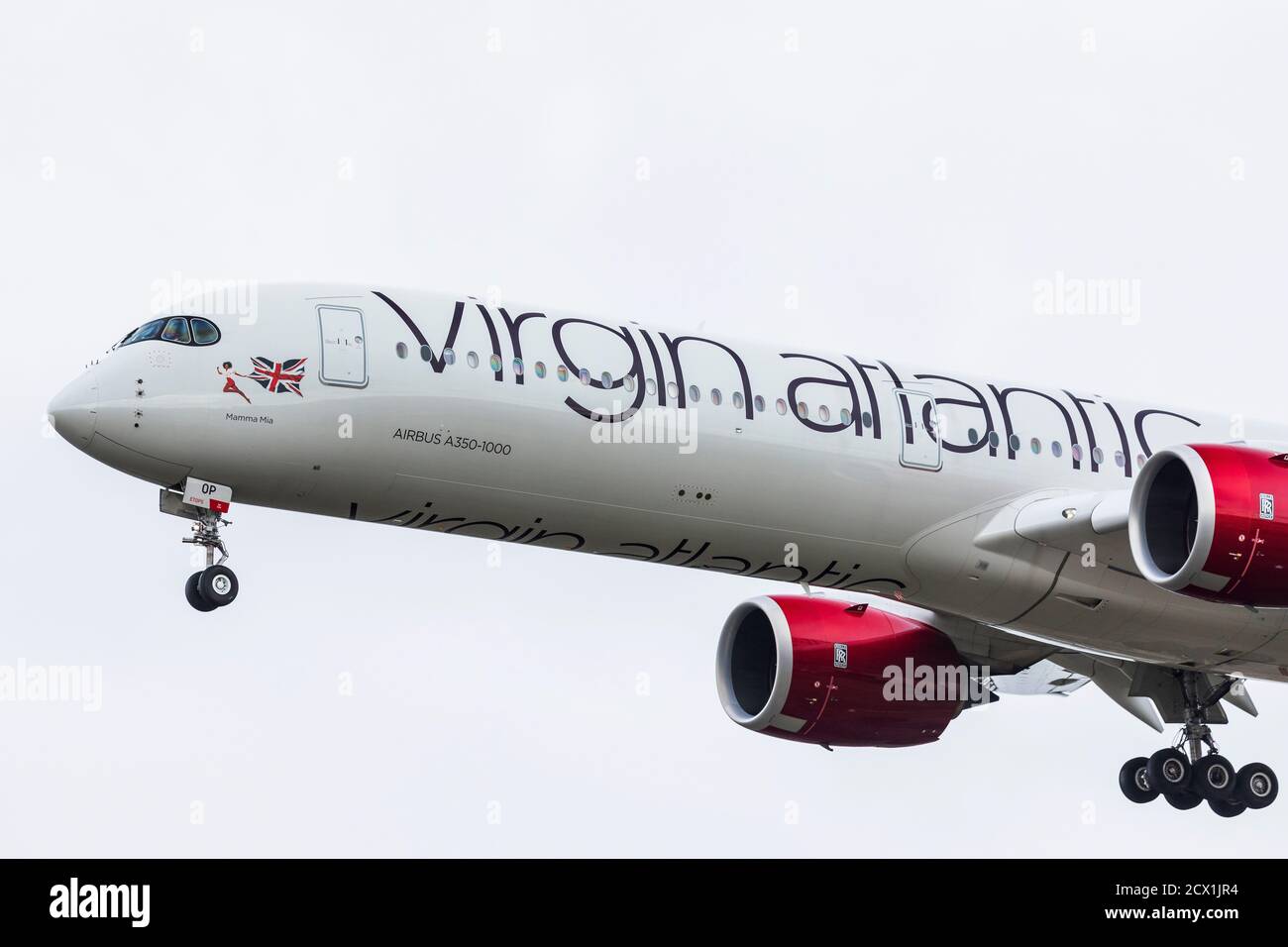 Gros plan de l'Airbus A350 Mamma Mia de Virgin Atlantic qui a pris son départ le 26 septembre 2020 à l'aéroport de Londres Heathrow, Middlesex, Royaume-Uni Banque D'Images