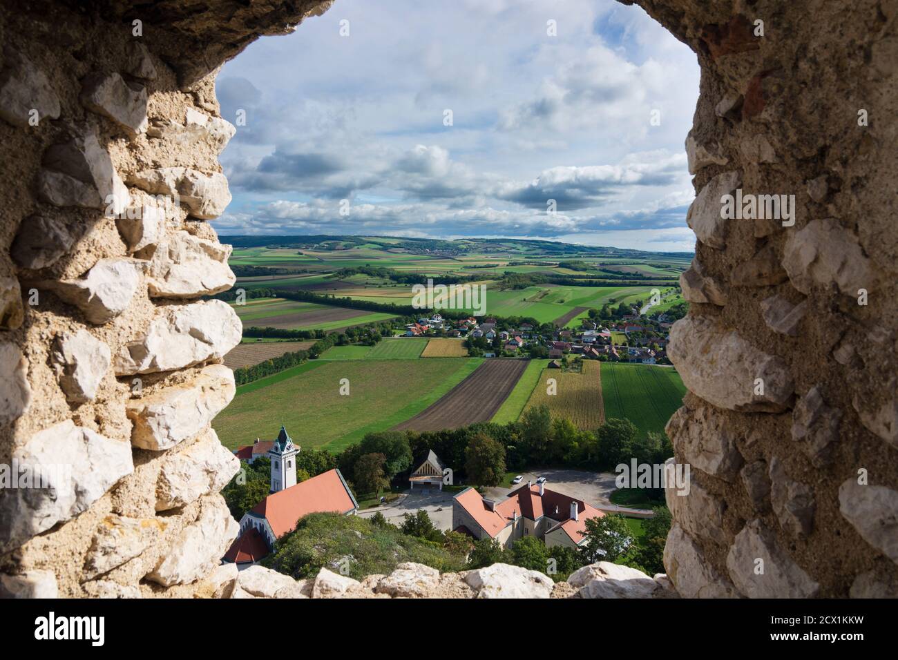 Staatz: Château de Staatz ruine, vue sur l'église St Martin et est à Weinviertel, Niederösterreich, Basse-Autriche, Autriche Banque D'Images Staatz: Château de Staatz ruine, vue sur l'église St Martin et est à Weinviertel, Niederösterreich, Basse-Autriche, Autriche Banque D'Images