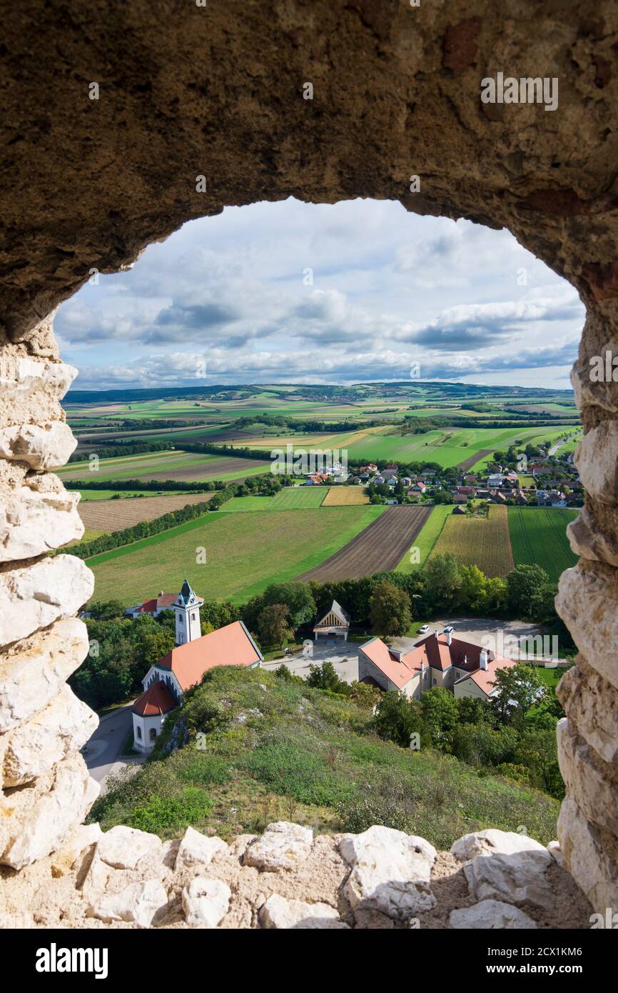 Staatz: Château de Staatz ruine, vue sur l'église St Martin et est à Weinviertel, Niederösterreich, Basse-Autriche, Autriche Banque D'Images Staatz: Château de Staatz ruine, vue sur l'église St Martin et est à Weinviertel, Niederösterreich, Basse-Autriche, Autriche Banque D'Images