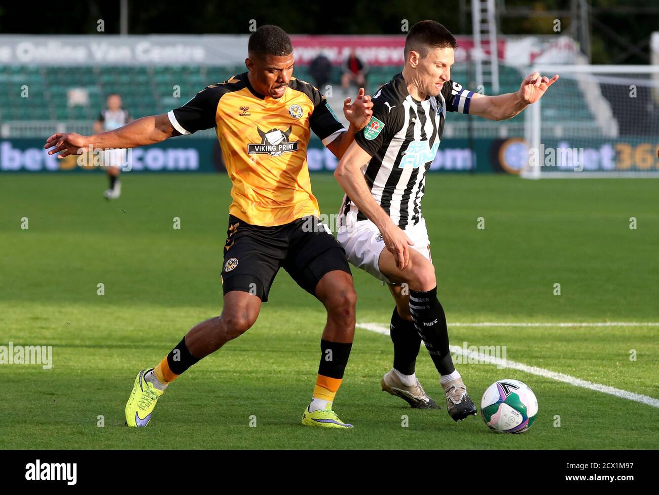 Tristan Abrahams (à gauche) du comté de Newport et Federico Fernandez de Newcastle United se battent pour le ballon lors du quatrième tour de la Carabao Cup à Rodney Parade Newport. Banque D'Images