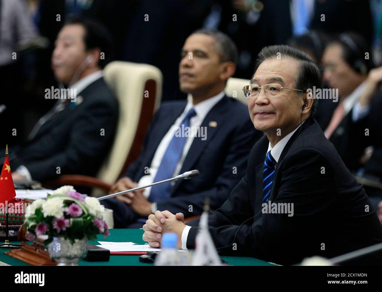 China's Premier Wen Jiabao (R) sits alongside U.S. President Barack Obama (2nd R) and Japan's Prime Minister Yoshihiko Noda during the East Asia Summit plenary session in Phnom Penh, November 20, 2012. REUTERS/Jason Reed (CAMBODIA - Tags: POLITICS) Banque D'Images
