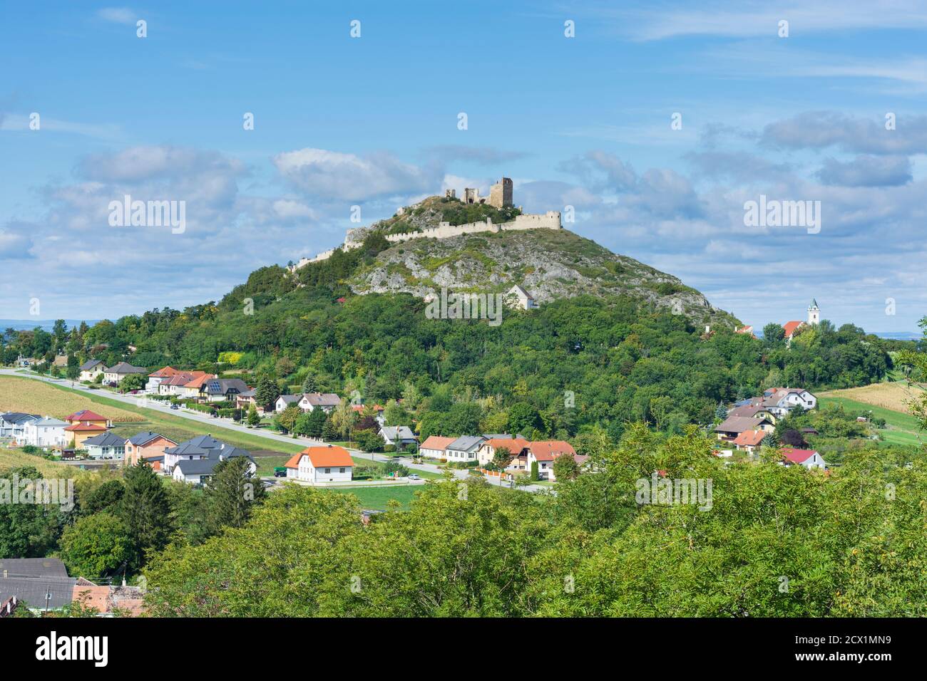 Staatz: Château de Staatz ruine, église St Martin à Weinviertel, Niederösterreich, Basse-Autriche, Autriche Banque D'Images Staatz: Château de Staatz ruine, église St Martin à Weinviertel, Niederösterreich, Basse-Autriche, Autriche Banque D'Images