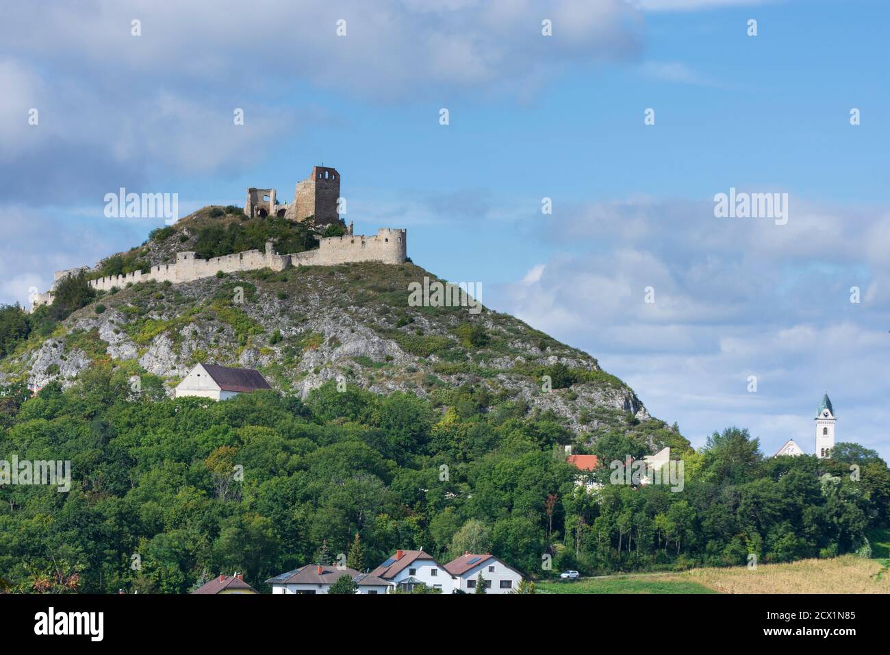 Staatz: Château de Staatz ruine, église St Martin à Weinviertel, Niederösterreich, Basse-Autriche, Autriche Banque D'Images Staatz: Château de Staatz ruine, église St Martin à Weinviertel, Niederösterreich, Basse-Autriche, Autriche Banque D'Images