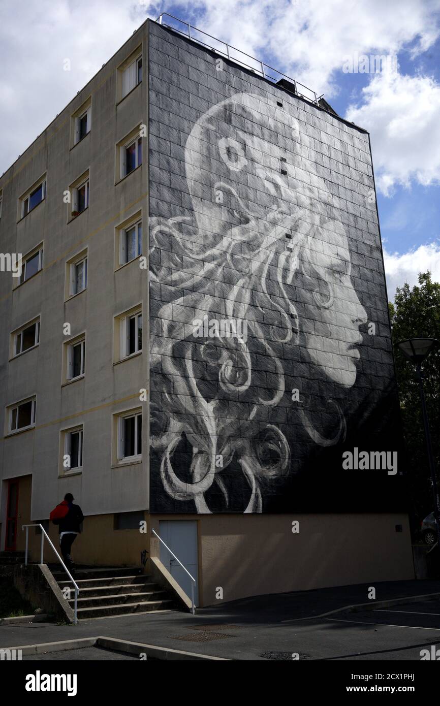 SYMBOLE DE LA RÉPUBLIQUE FRANÇAISE MARIANNE PEINT SUR UN MUR DE BANLIEUE BÂTIMENT À PÉRIGEUX AQUITAINE FRANCE - RUE DE L'ART - MUR FRESQUE © Frédéric BEAUMONT Banque D'Images