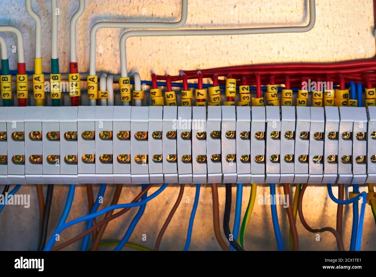 Bornier gris avec fils rouges connectés. Banque D'Images