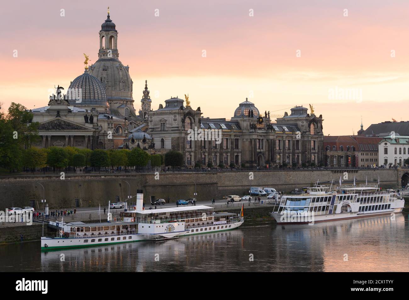 Dresde, Allemagne. 30 septembre 2020. Le dôme en verre (l) de la Hochschule für Bildende Künste devant la Frauenkirche au coucher du soleil Credit: Sebastian Kahnert/dpa-Zentralbild/dpa/Alay Live News Banque D'Images