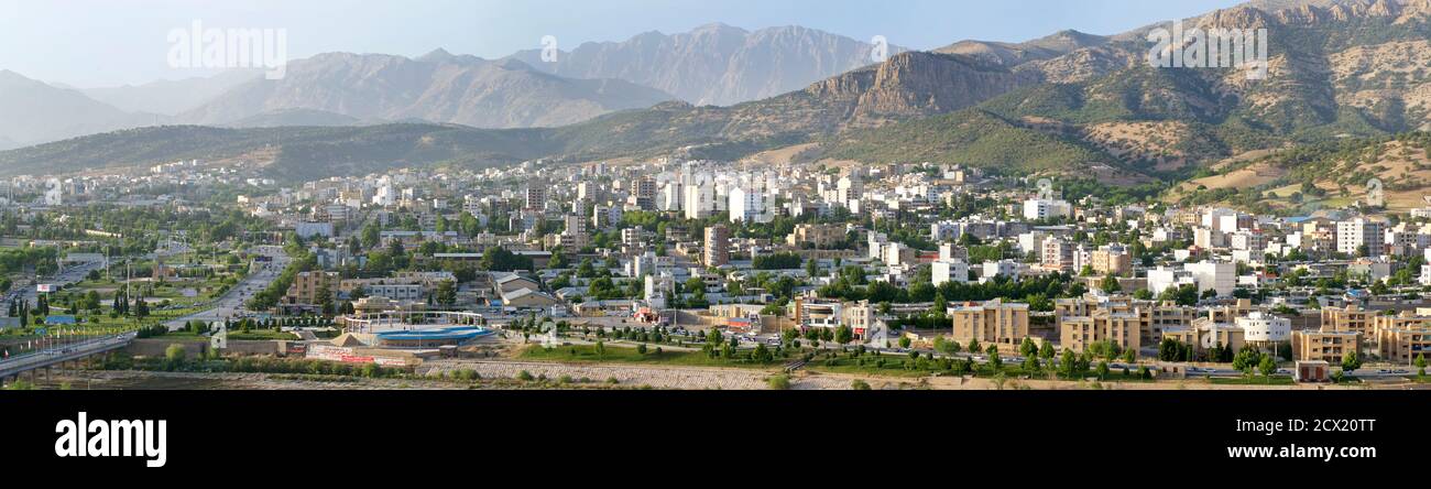 vue panoramique de la ville de Yasuj, montagnes Zagros, Iran central. Banque D'Images