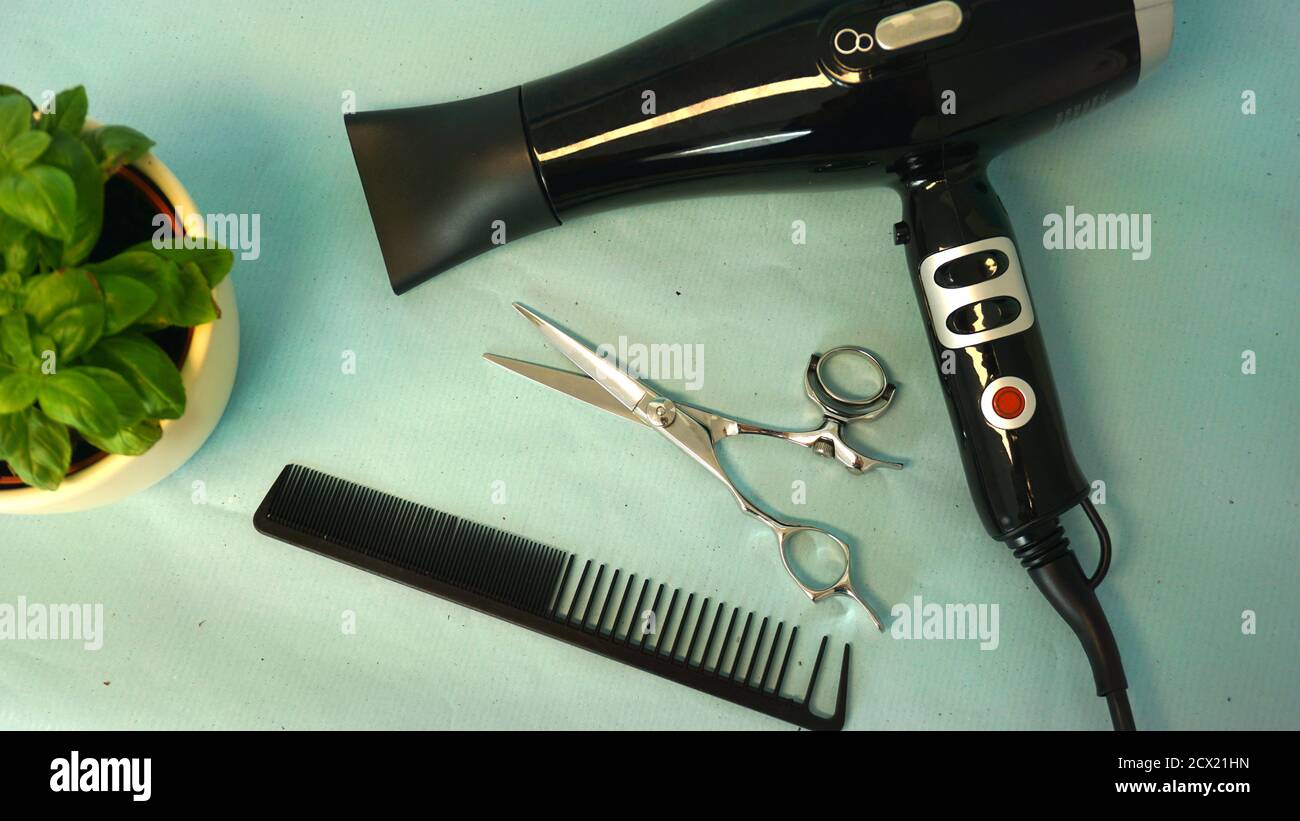 Coiffeur, peigne avec ciseaux et sèche-cheveux Photo Stock - Alamy