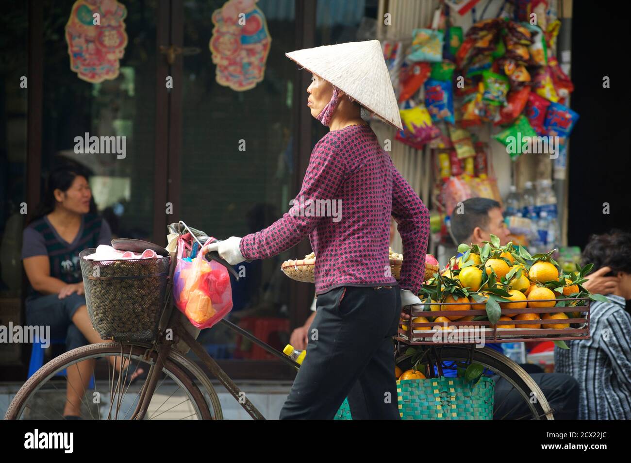 Vietnamienne fruits commerciaux de son vélo, Hanoi, Vietnam Banque D'Images