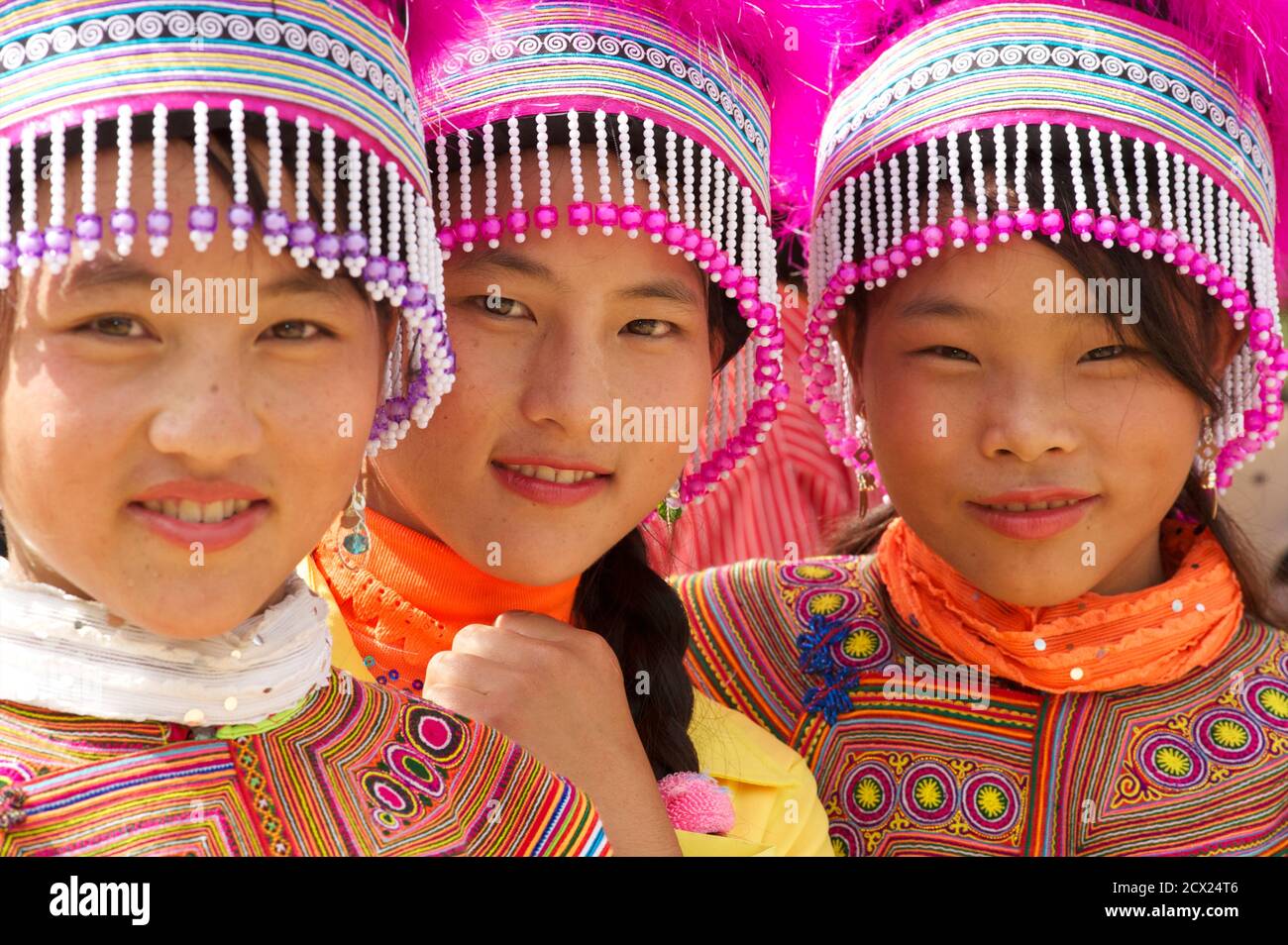 Trois amis vietnamiens de Hmong Fleur dans l'adresse tribale. COC Ly, Vietnam. Modèle libéré Banque D'Images
