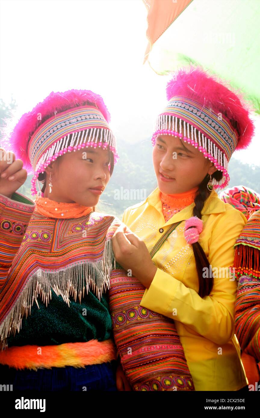 Fleurs Hmong femmes dans la headaddress tribal caractéristique. COC Ly, Vietnam. Modèle libéré Banque D'Images