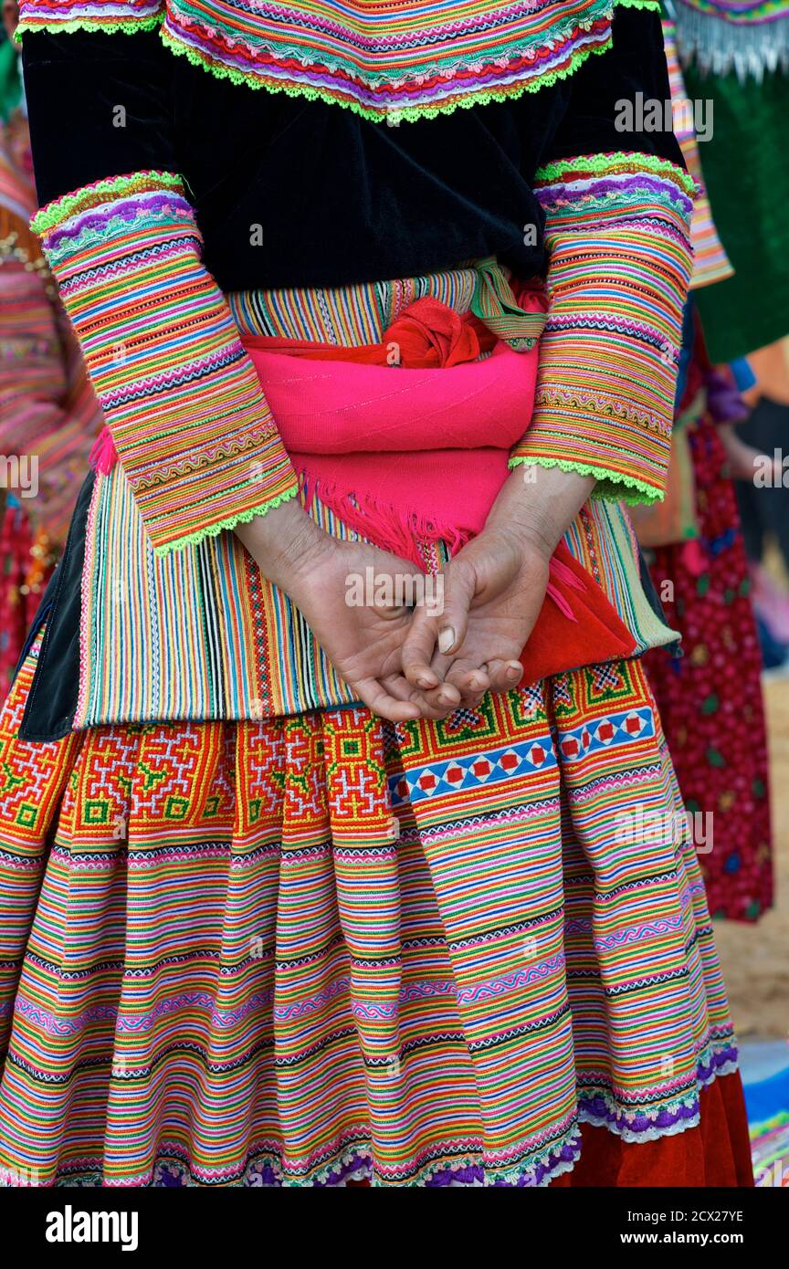Détail de la femme Hmong Fleur costume tribal distinctif. Marché de Cancau, N Vietnam Banque D'Images