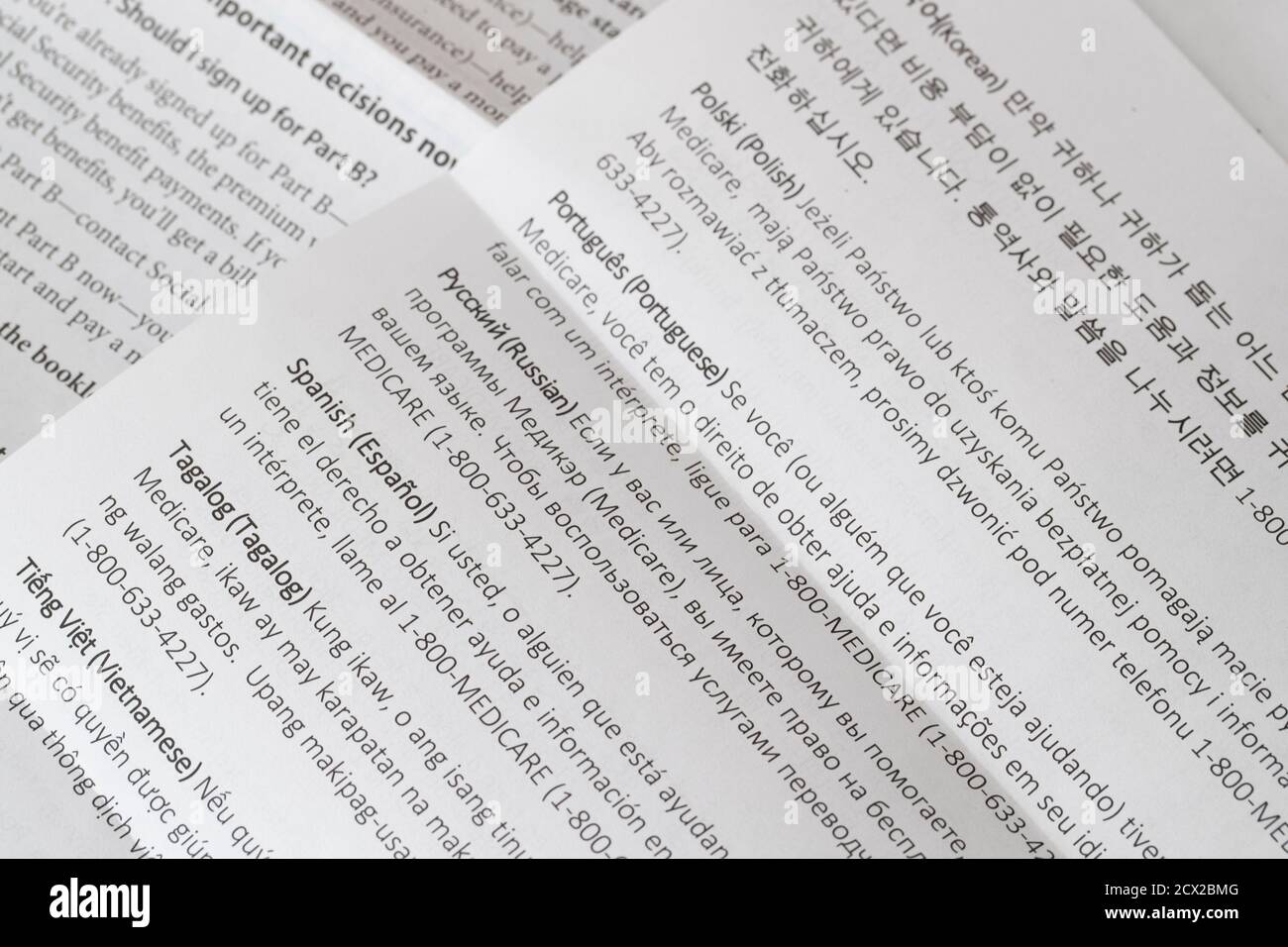 Austin, Texas, États-Unis. 30 septembre 2020. Un dépliant de Medicare montrant dans plusieurs langues où aller pour aider à comprendre le programme national d'assurance maladie a commencé en 1966 et administré par le Centre pour Medicare et Medicaid Services crédit: Bob Daemmrich/ZUMA Wire/Alay Live News Banque D'Images