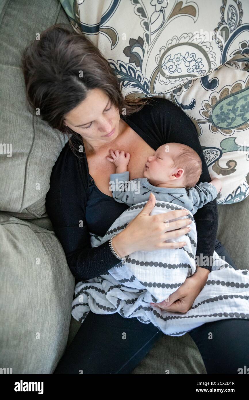 bébé nouveau-né couchant avec sa mère aimante. Banque D'Images