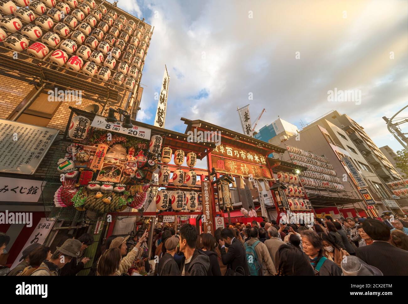 asakusa, japon - novembre 08 2019 : des foules se sont agglutinées à la porte du sanctuaire Ootori décoré de lanternes en papier pour acheter des râteaux de bambou Banque D'Images