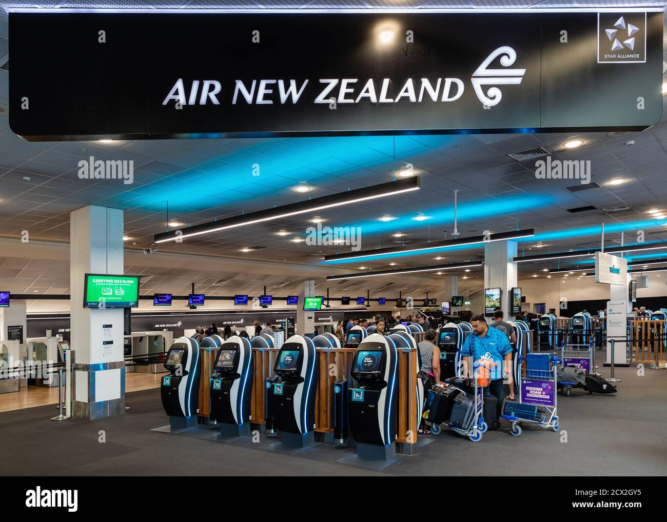 Auckland, Nouvelle-Zélande : borne mobile libre-service pour l'enregistrement à New Zealand Airlines à l'aéroport international d'Auckland, carte d'embarquement et étiquette de bagage Banque D'Images