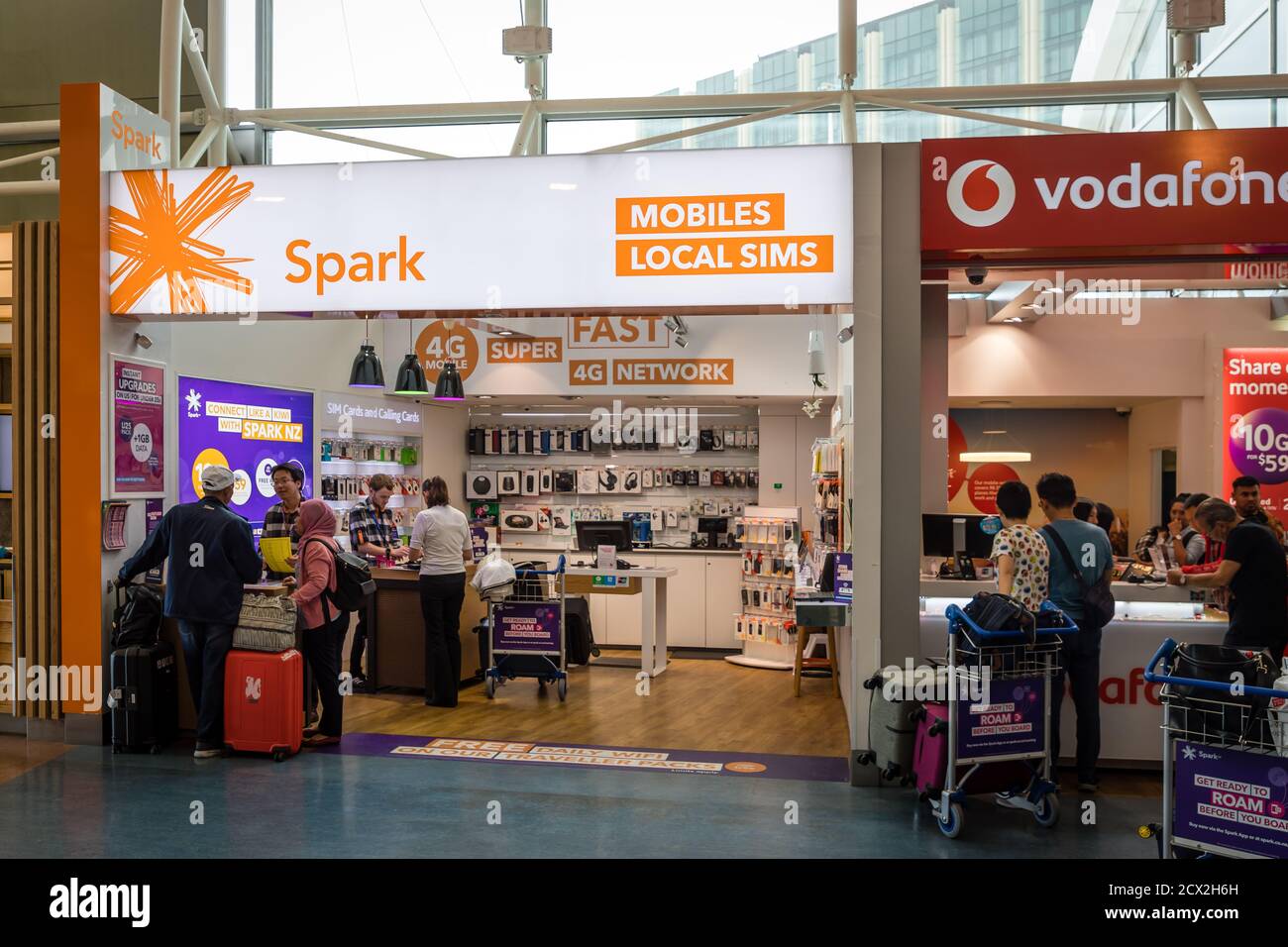 Boutique de Spark New Zealand Ltd. (Communément appelé Spark) dans le terminal passagers de l'aéroport international d'Auckland. Ils vendent des cartes SIM touristiques ici Banque D'Images