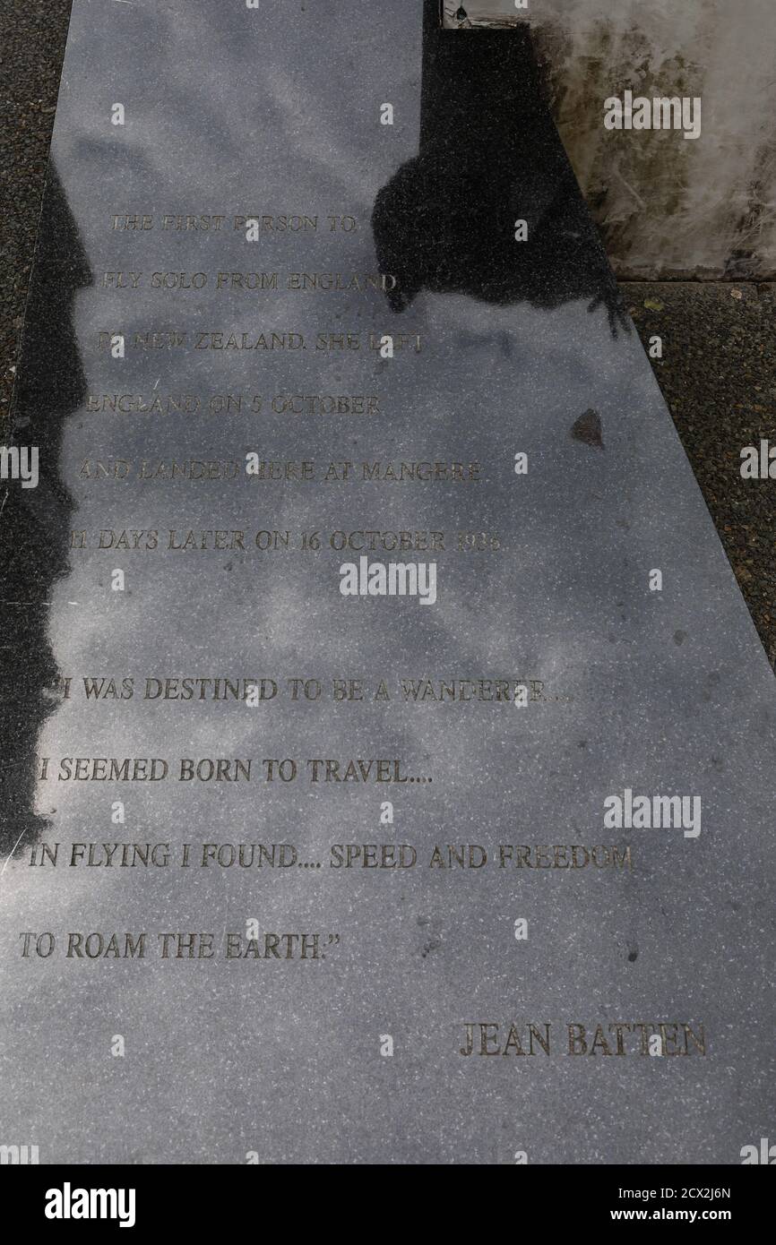 Auckland, Nouvelle-Zélande : Mémorial de la plus célèbre Aviatrix JEAN BATTEN de Nouvelle-Zélande (1909 - 1982) en face de l'aéroport international d'Auckland. Banque D'Images
