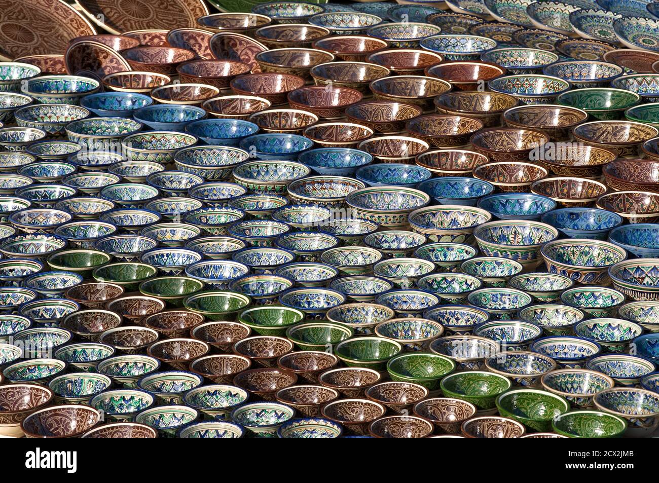 Sélection de céramiques à un marché de rue, Boukhara, Ouzbékistan Banque D'Images